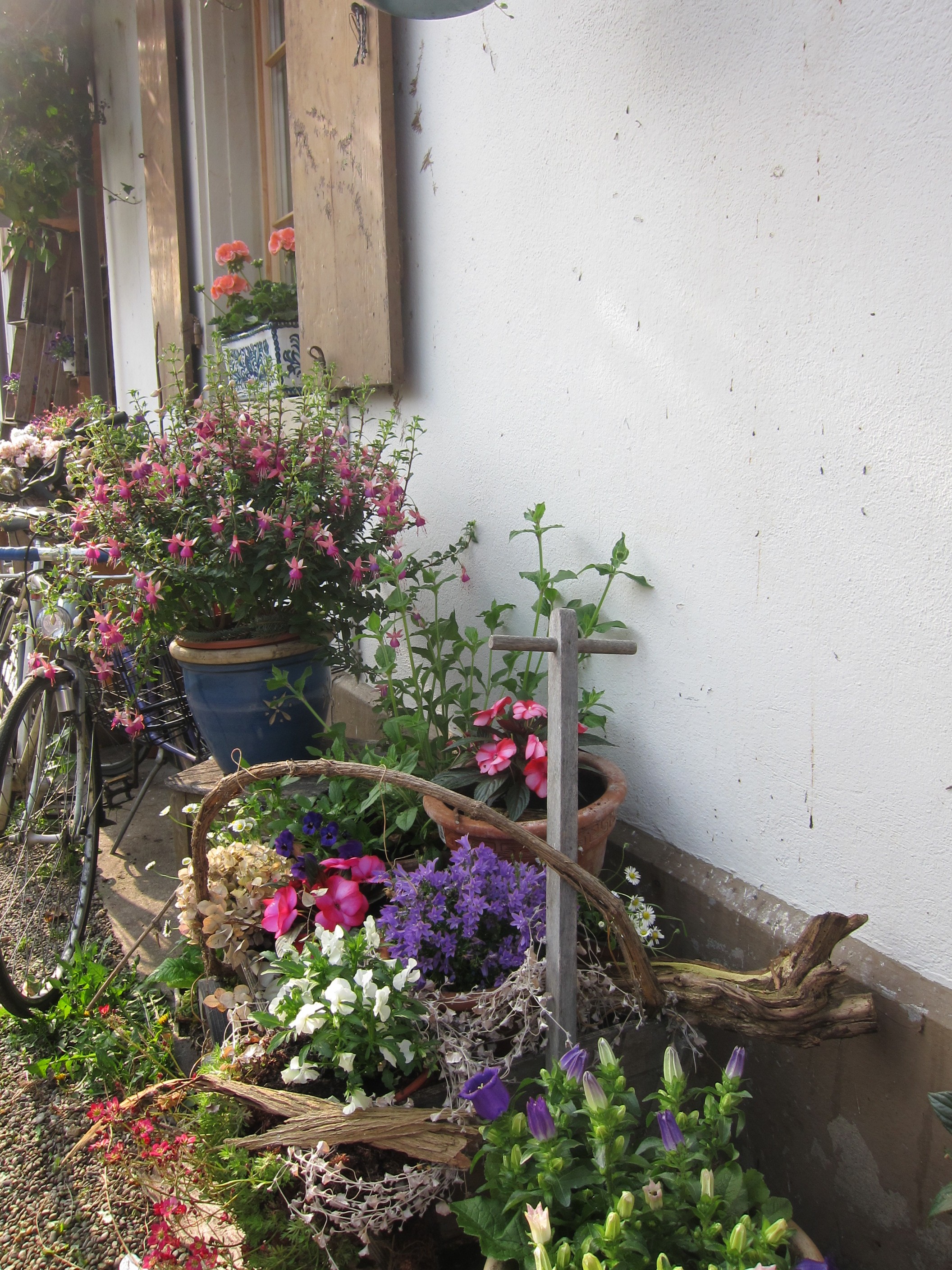 Blumen vor dem Haus